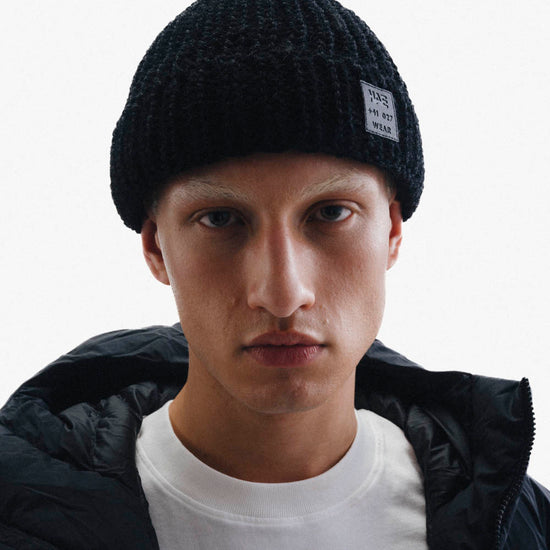 Schwarze Beanie aus der Wolle Walliser Schwarznasenschafe