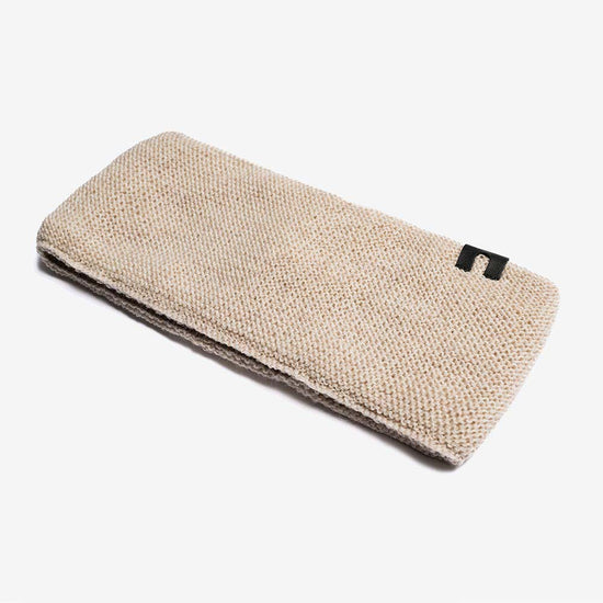 Seitenansicht des Merino Stirnbands in Beige