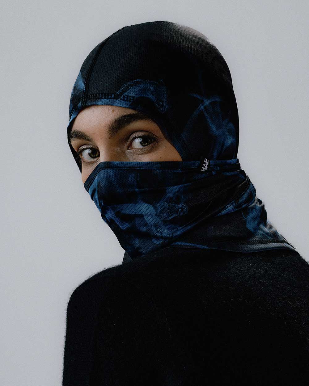 Der Ninja Neckwarmer getragen vom weiblichen Model