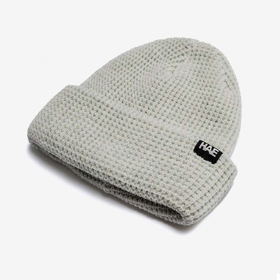 Quester Mütze von HAE in Hellgrau als Seitenansicht
