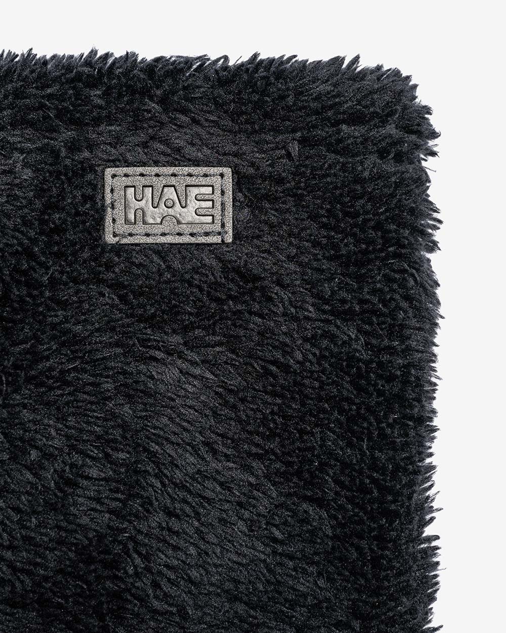 Detailansicht vom Kunstlederpatch auf dem Wellness Halsschlauch