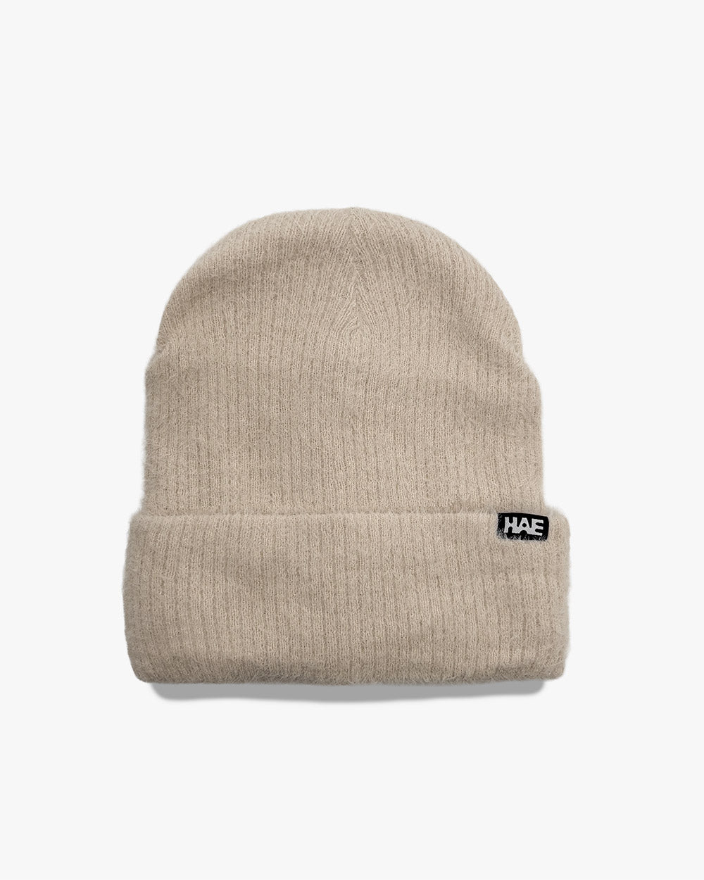 Adventurer 2.0 Mütze von HAE in Offwhite – flauschige Beanie aus 100% Polyamid mit HAE-Label, Produktfoto von vorne