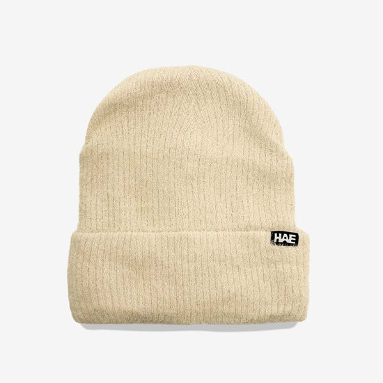 Adventurer 2.0 Mütze von HAE in Offwhite – flauschige Beanie aus 100% Polyamid mit HAE-Label, Produktfoto von vorne