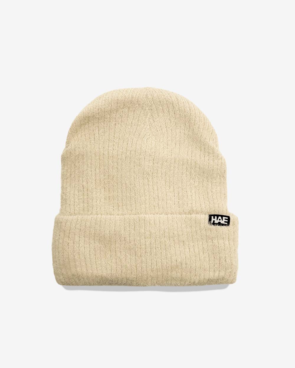 Adventurer 2.0 Mütze von HAE in Offwhite – flauschige Beanie aus 100% Polyamid mit HAE-Label, Produktfoto von vorne