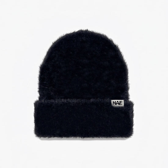 Adventurer 2.0 Mütze von HAE in Schwarz – flauschige Beanie aus 100% Polyamid mit HAE-Label, Produktfoto von vorne