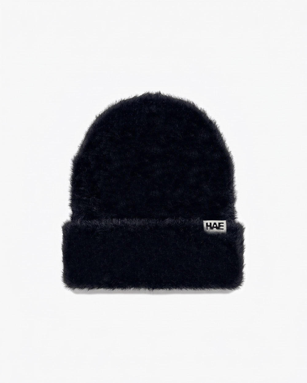 Adventurer 2.0 Mütze von HAE in Schwarz – flauschige Beanie aus 100% Polyamid mit HAE-Label, Produktfoto von vorne