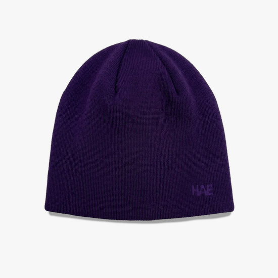 HAE Guide Beanie in Aubergine – schlichte, einfarbige Mütze aus weichem Acryl mit Ton-in-Ton gesticktem HAE Logo, Produktfoto auf weissem Hintergrund