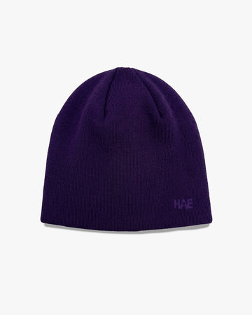 HAE Guide Beanie in Aubergine – schlichte, einfarbige Mütze aus weichem Acryl mit Ton-in-Ton gesticktem HAE Logo, Produktfoto auf weissem Hintergrund