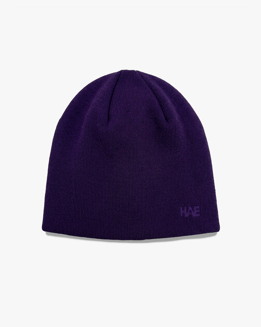HAE Guide Beanie in Aubergine – schlichte, einfarbige Mütze aus weichem Acryl mit Ton-in-Ton gesticktem HAE Logo, Produktfoto auf weissem Hintergrund