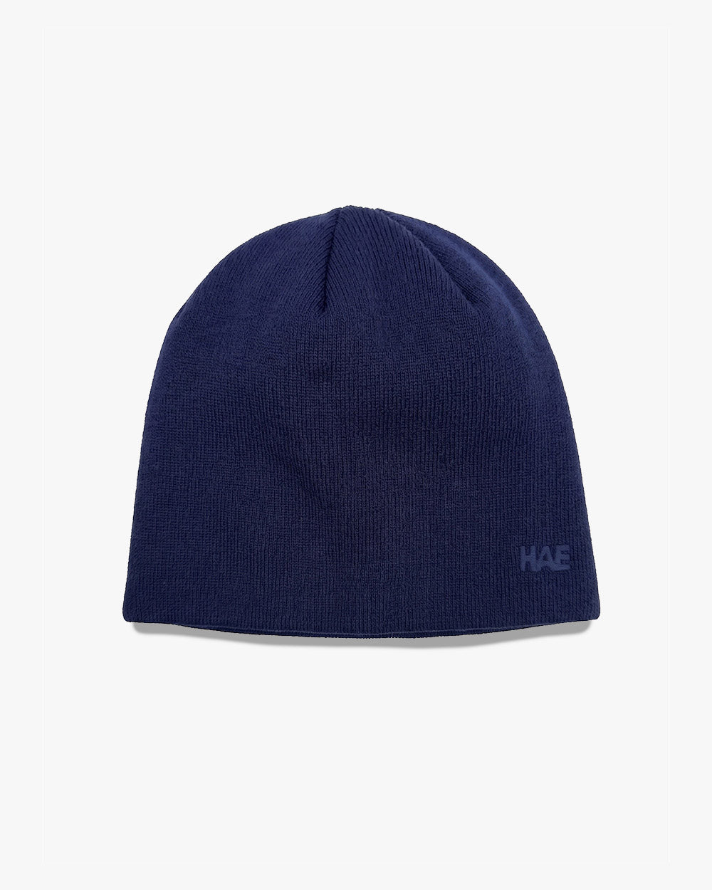 HAE Guide Beanie in Blau (Navy) – schlichte, einfarbige Mütze aus weichem Acryl mit Ton-in-Ton gesticktem HAE Logo, Produktfoto auf weissem Hintergrund