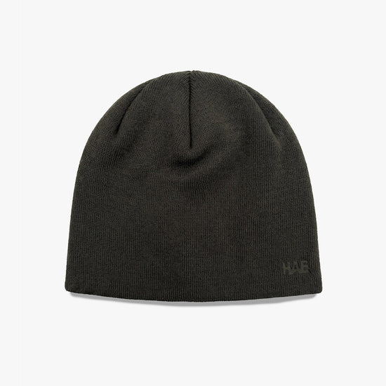 HAE Guide Beanie in Grün (Olive) – schlichte, einfarbige Mütze aus weichem Acryl mit Ton-in-Ton gesticktem HAE Logo, Produktfoto auf weissem Hintergrund