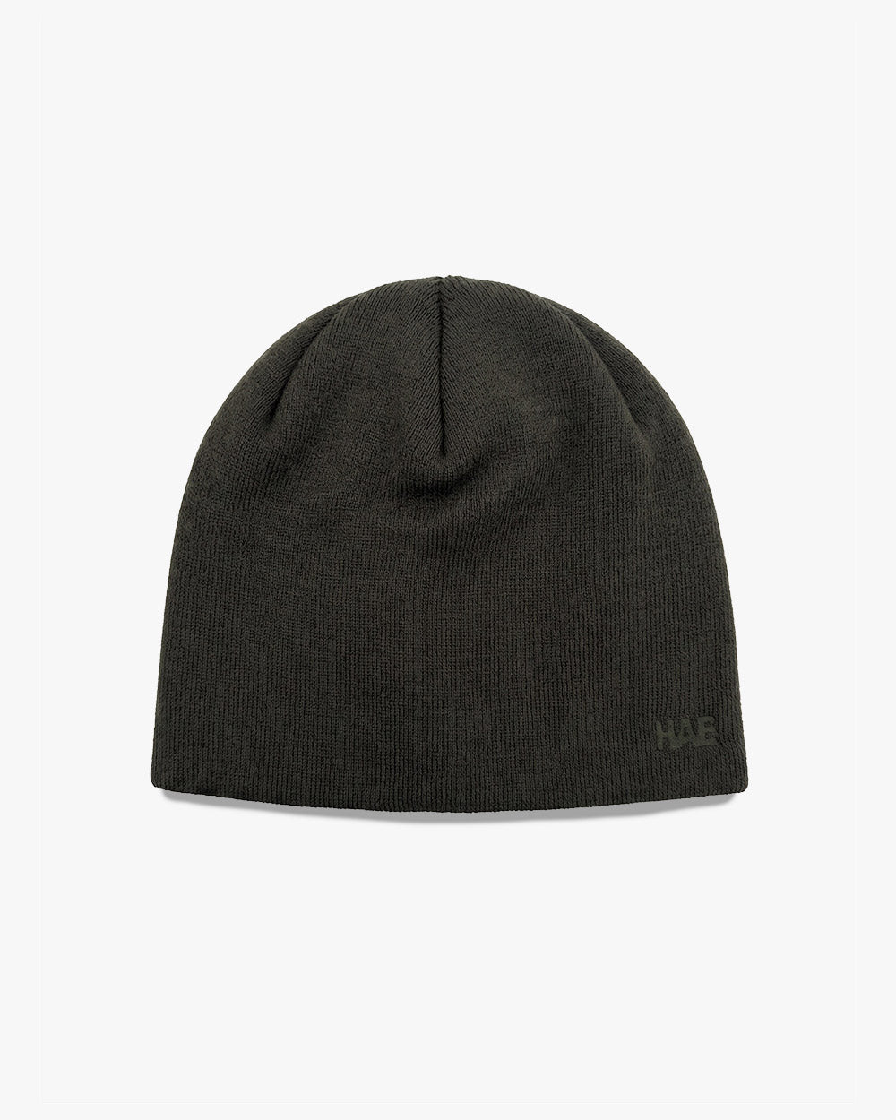 HAE Guide Beanie in Grün (Olive) – schlichte, einfarbige Mütze aus weichem Acryl mit Ton-in-Ton gesticktem HAE Logo, Produktfoto auf weissem Hintergrund