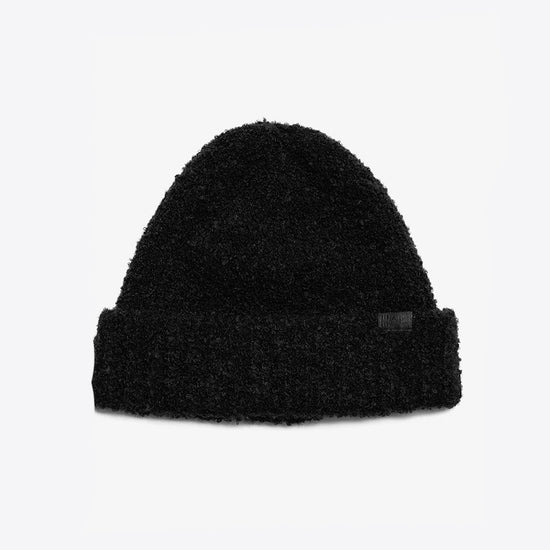 HAE Nomad Beanie in Schwarz, weiches meliertes Strickmuster mit HAE-Label, 23% Wolle 59% Acryl 17% Polyamid 1% Elastan, freigestellt vor weissem Hintergrund