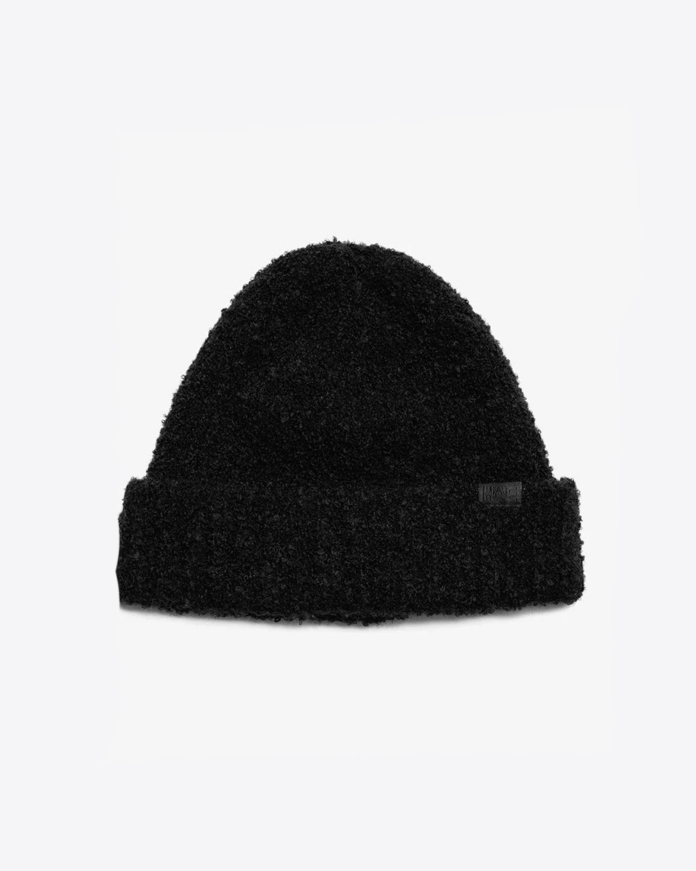 HAE Nomad Beanie in Schwarz, weiches meliertes Strickmuster mit HAE-Label, 23% Wolle 59% Acryl 17% Polyamid 1% Elastan, freigestellt vor weissem Hintergrund