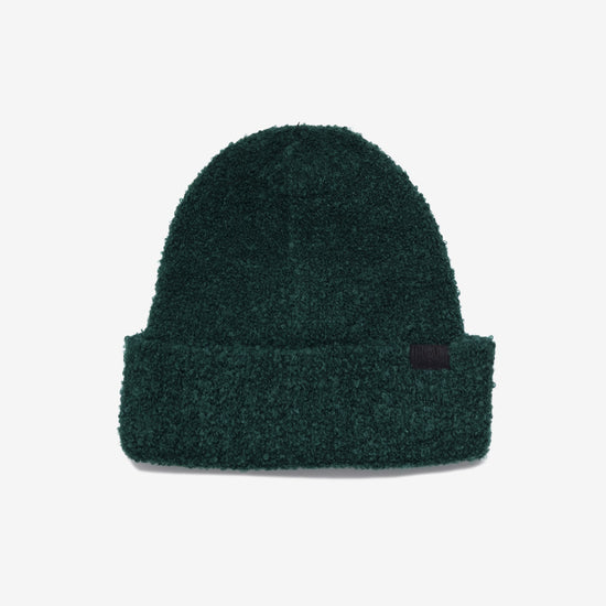 HAE Nomad Beanie in Grün, weiches meliertes Strickmuster mit HAE-Label, 23% Wolle 59% Acryl 17% Polyamid 1% Elastan, freigestellt vor weissem Hintergrund