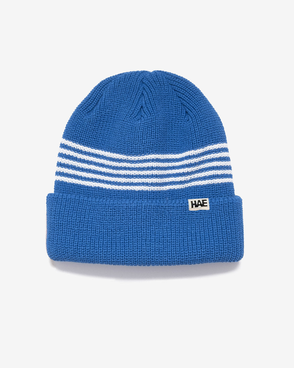 HAE Pathfinder Beanie in Blau mit weissen Ringelstreifen am Bund, HAE-Label, 100% Acryl, freigestellt vor weissem Hintergrund