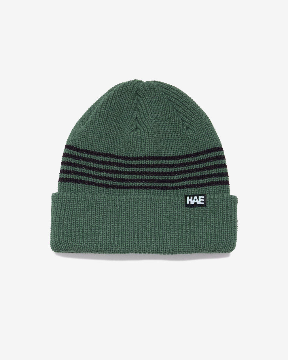 HAE Pathfinder Beanie in Grün mit schwarzen Ringelstreifen am Bund, HAE-Label, 100% Acryl, freigestellt vor weissem Hintergrund