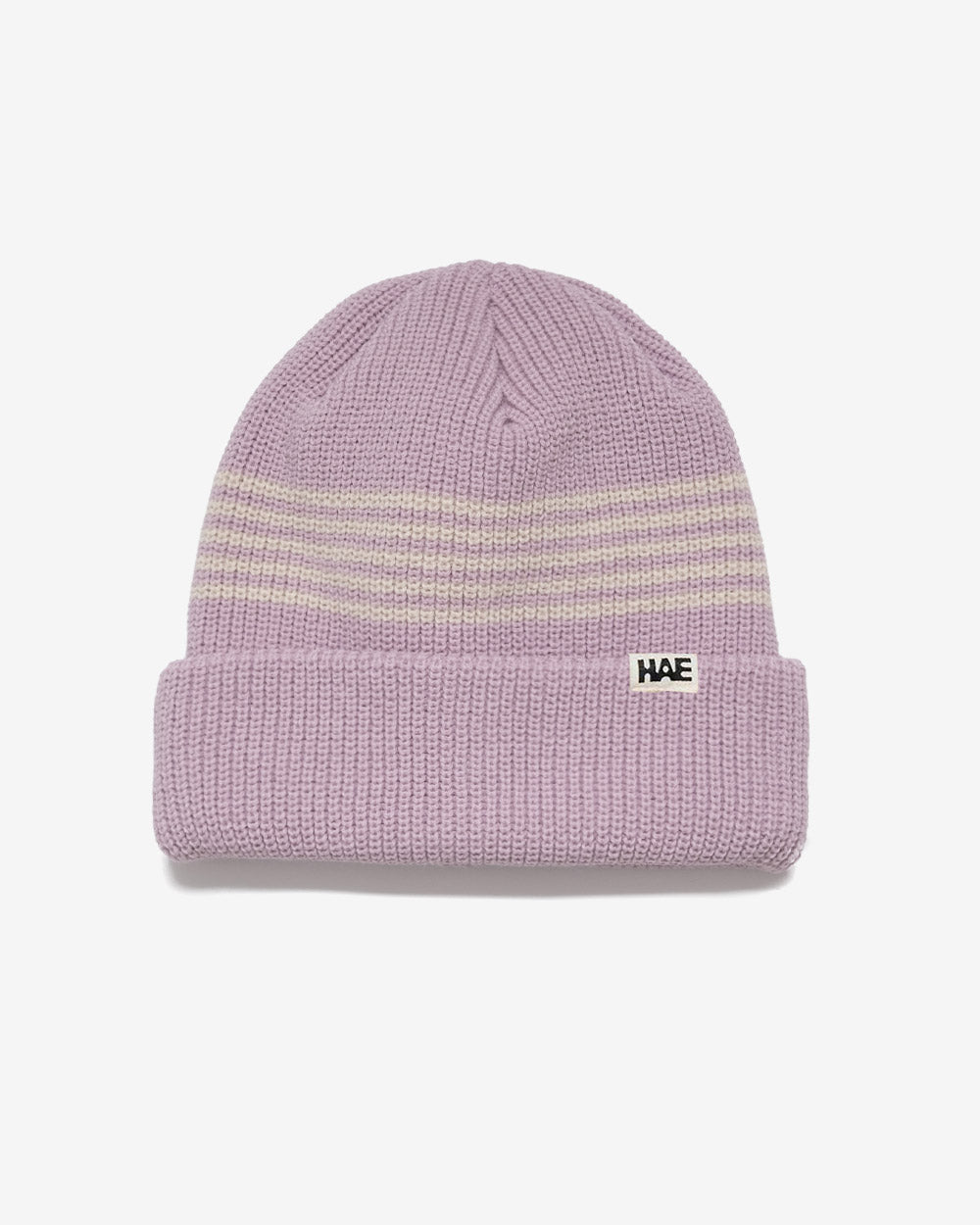 HAE Pathfinder Beanie in Lila mit beigen Ringelstreifen am Bund, HAE-Label, 100% Acryl, freigestellt vor weissem Hintergrund