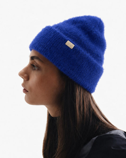Frau trägt die Adventurer 2.0 Mütze von HAE in Blau seitlich im Profil – flauschige Beanie aus 100% Polyamid