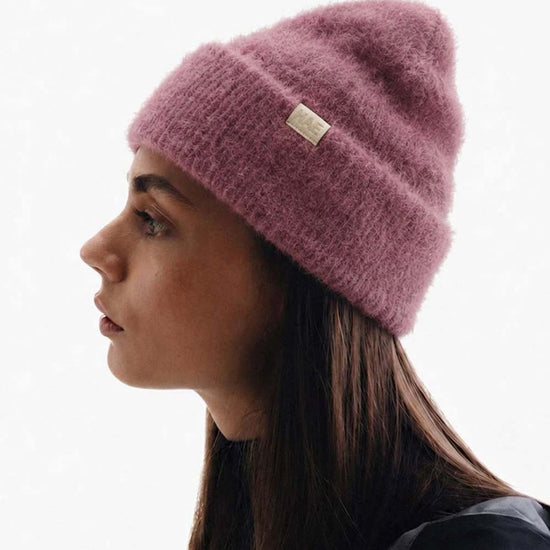 Model trägt HAE Adventurer Beanie in rosa