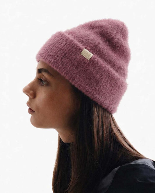 Model trägt HAE Adventurer Beanie in rosa