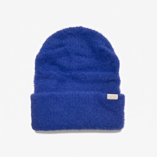 Adventurer 2.0 Mütze von HAE in Blau – flauschige Beanie aus 100% Polyamid mit HAE-Label, Produktfoto von vorne