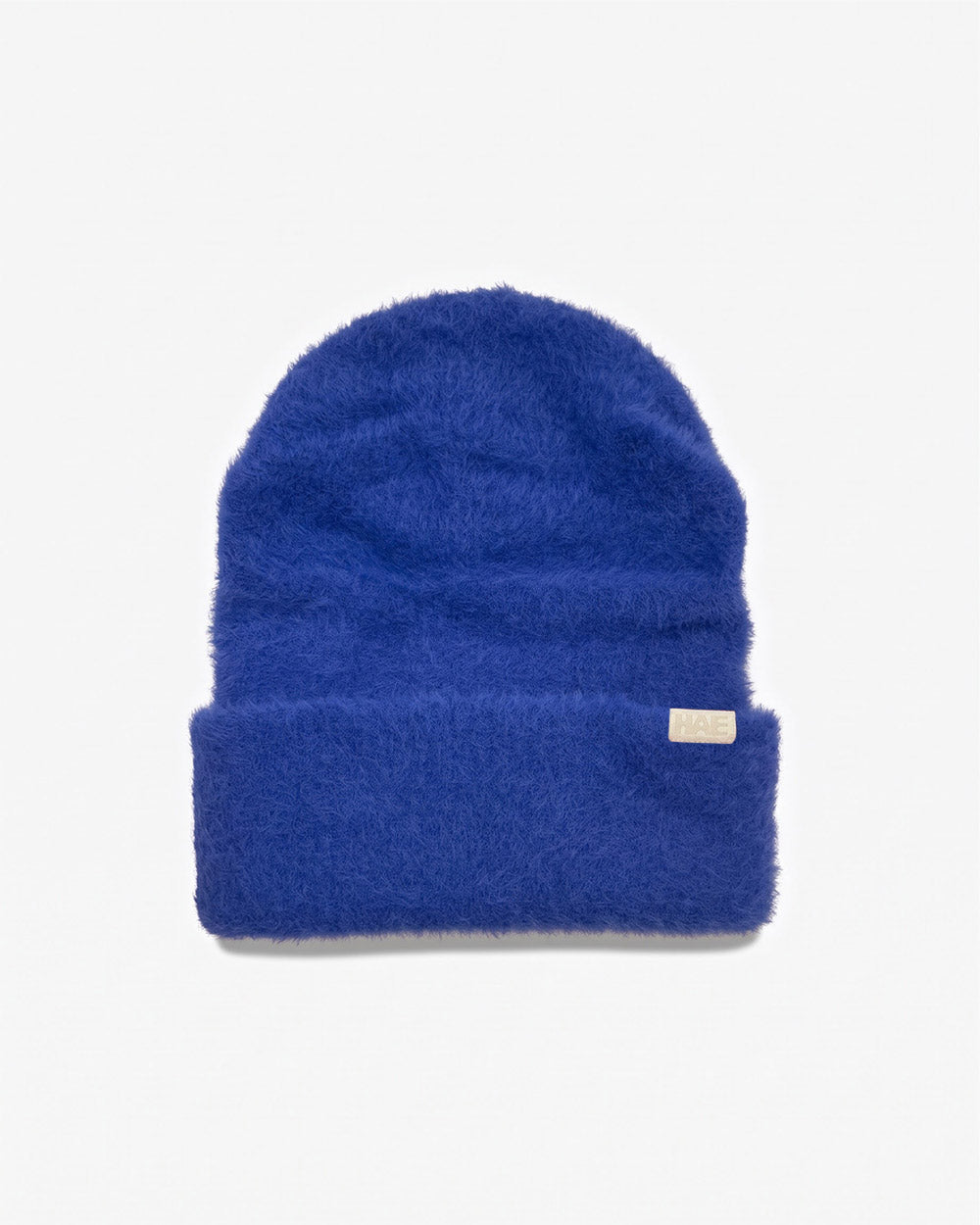Adventurer 2.0 Mütze von HAE in Blau – flauschige Beanie aus 100% Polyamid mit HAE-Label, Produktfoto von vorne