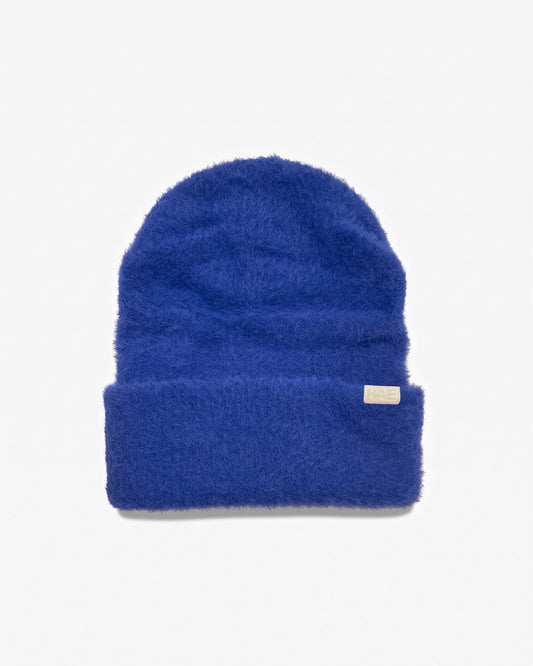 Adventurer 2.0 Mütze von HAE in Blau – flauschige Beanie aus 100% Polyamid mit HAE-Label, Produktfoto von vorne