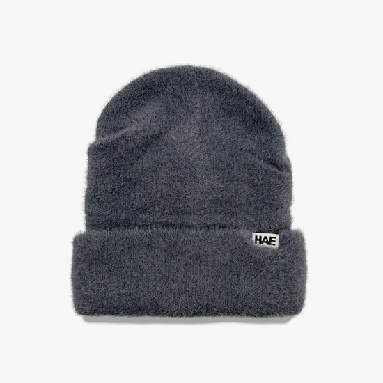 Adventurer 2.0 Mütze von HAE in Dunkelgrau – flauschige Beanie aus 100% Polyamid mit HAE-Label, Produktfoto von vorne