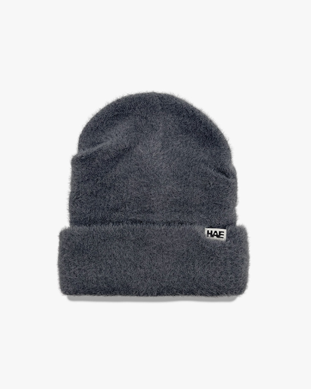 Adventurer 2.0 Mütze von HAE in Dunkelgrau – flauschige Beanie aus 100% Polyamid mit HAE-Label, Produktfoto von vorne
