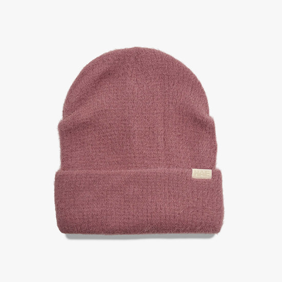 Adventurer 2.0 Mütze von HAE in Rosa – flauschige Beanie aus 100% Polyamid mit HAE-Label, Produktfoto von vorne