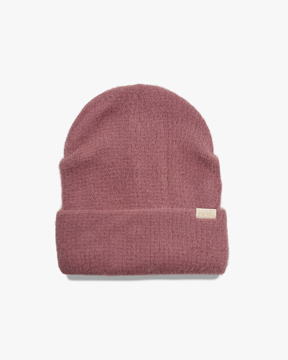 Adventurer 2.0 Mütze von HAE in Rosa – flauschige Beanie aus 100% Polyamid mit HAE-Label, Produktfoto von vorne
