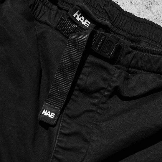 Kletterhosen mit elastischem Bund und Gurt.