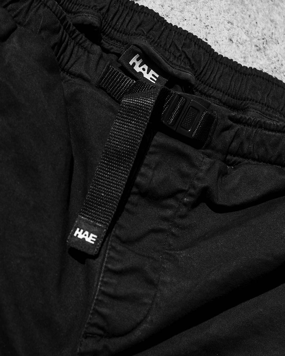 Kletterhosen mit elastischem Bund und Gurt.