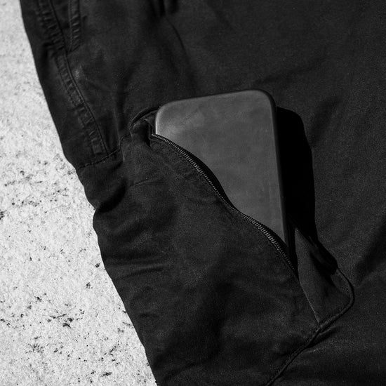 Kletterhosen mit Smartphone Tasche und Reissverschluss. Trotz Klettergurt schneller Zugriff.