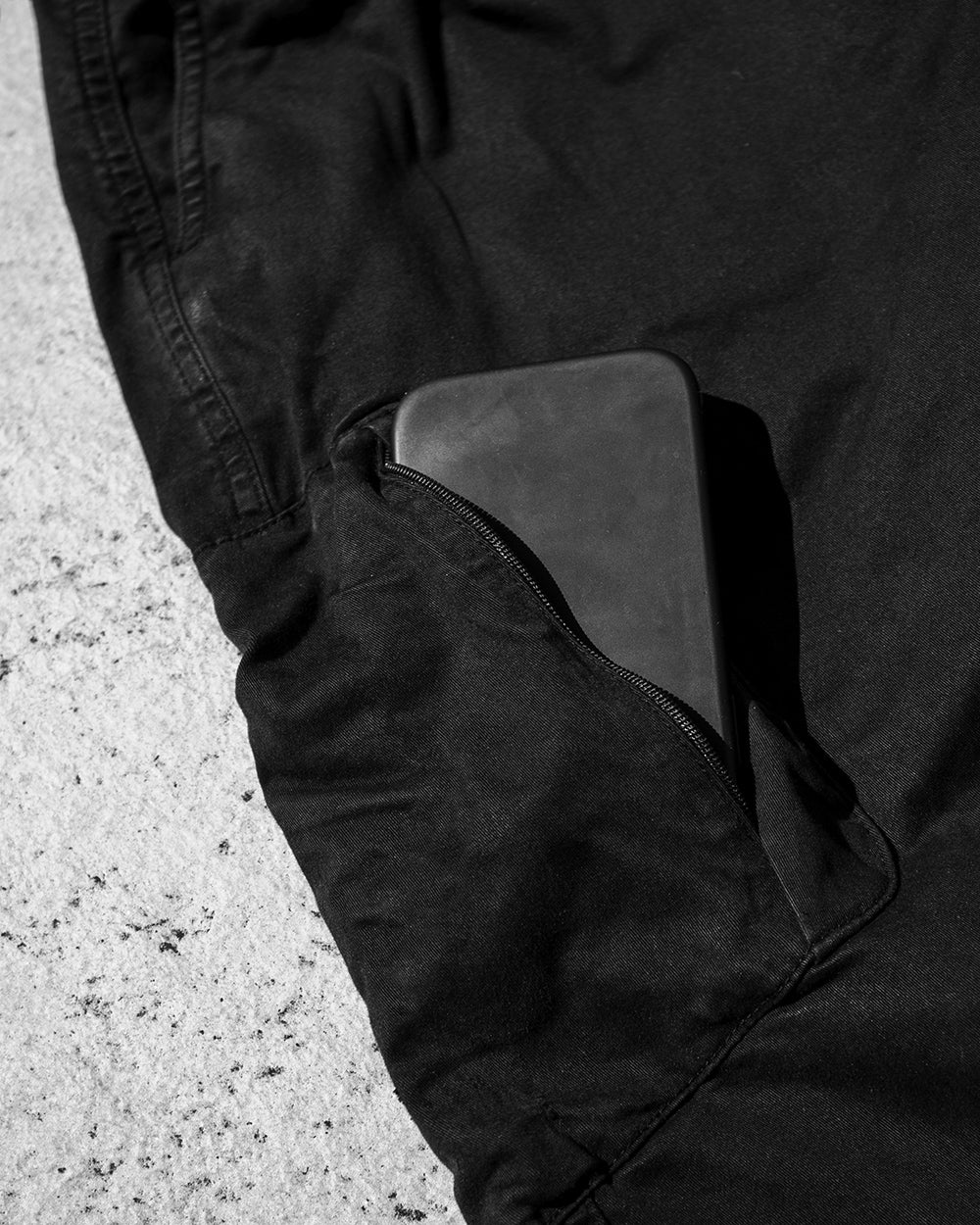 Kletterhosen mit Smartphone Tasche und Reissverschluss. Trotz Klettergurt schneller Zugriff.