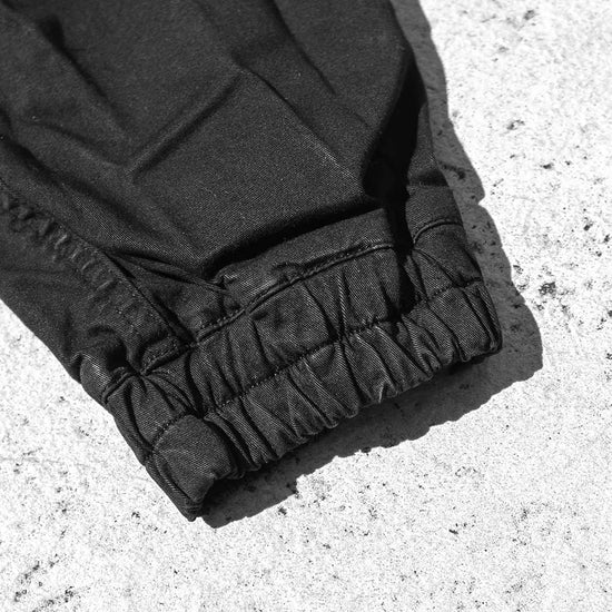 Kletterhose mit elastischen Hosenbeinen.