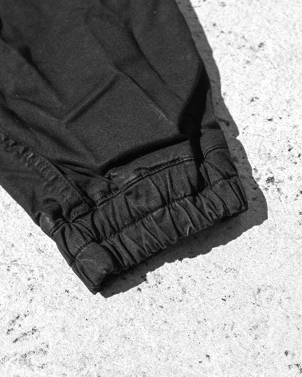 Kletterhose mit elastischen Hosenbeinen.