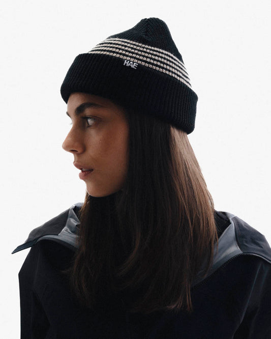 Schwarze Mütze mit Streifen von HAE