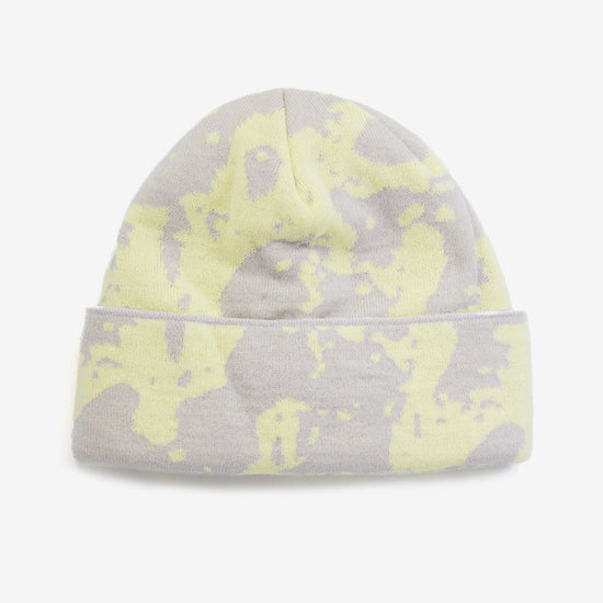 HAE Faceshot Beanie in Grey, zweifarbiges Splatter-Muster in Grau und Hellgelb, 100% Acryl, freigestellt vor weissem Hintergrund