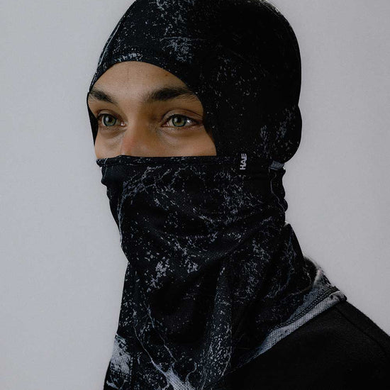 Das weibliche Model präsentiert den Ninja Neckwarmer Monument