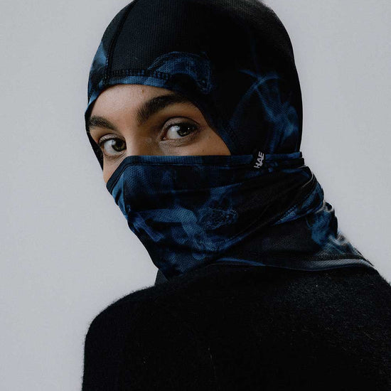 Der Ninja Neckwarmer getragen vom weiblichen Model