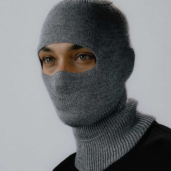 Weibliches Model zeigt die Farbvariante Melange Grau der Maske