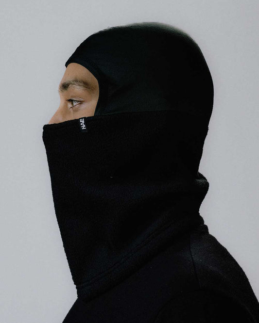 Das Model trägt die klassische Sturmhaube Polar Fleece in Schwarz