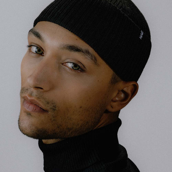 Das männliche Model präsentiert das Beanie Protector in Schwarz