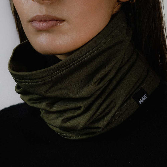 Ein Makrobild vom Modelshooting - Model trägt den Neckwarmer in Kaki