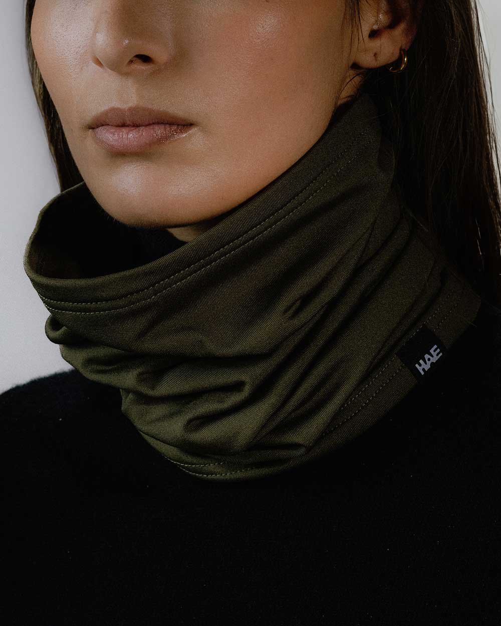Ein Makrobild vom Modelshooting - Model trägt den Neckwarmer in Kaki