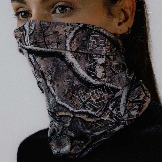 Model trägt Conqueror Halsschlauch Primaloft Camo