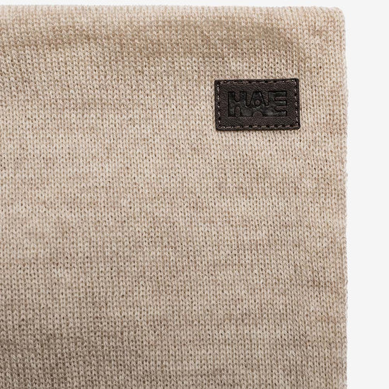 Detailansicht bei der man das Strickmuster sowie den Patch sieht