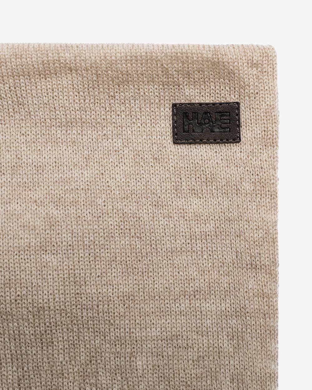 Detailansicht bei der man das Strickmuster sowie den Patch sieht